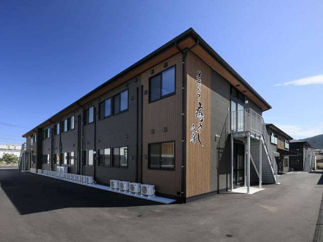 整備された施設の外観 外観 清潔で明るい環境のもと、質の高いサービスを提供する仕事に就けます。充実した施設で、やりがいを感じながら働きませんか。