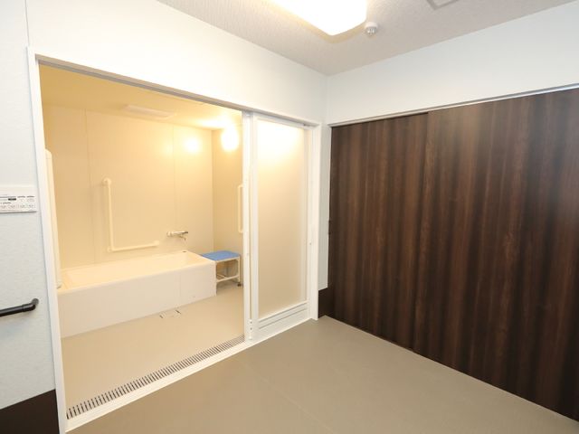バリアフリー設計の浴室 脱衣所 ゆとりある空間のバリアフリー浴室です。手すりが設置され、安全にご利用いただけます。