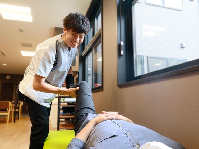 機能訓練の瞬間 日常風景 笑顔で優しくサポートするスタッフがいる温かい雰囲気の環境です。看護やリハビリなどの経験を活かせる職場がここにあります。