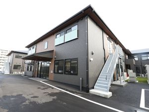 現代的な外観の建物
