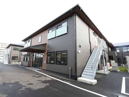現代的な外観の建物
