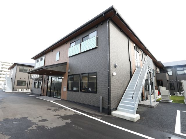 現代的な外観の建物 外観 広々としてアクセスしやすい入り口が特徴の建物です。快適にお過ごしいただけるよう配慮された、きれいな環境がお迎えします。