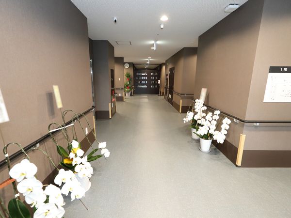 廊下に飾られた花