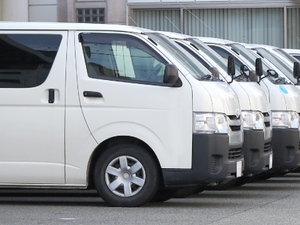 送迎車が並ぶ外観  