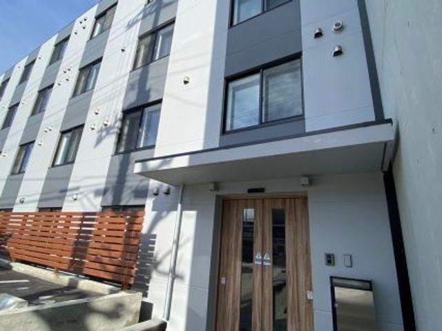 建物正面の外観 外観   白とグレーの外壁がすっきりした印象の建物です。落ち着いた雰囲気で、働く場所の外観を確認できます。