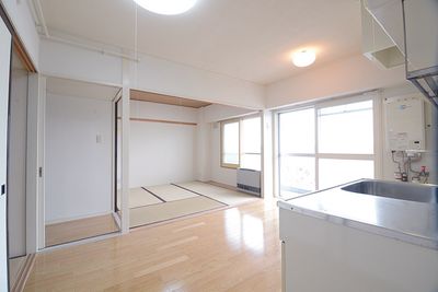 明るい和洋室の居室