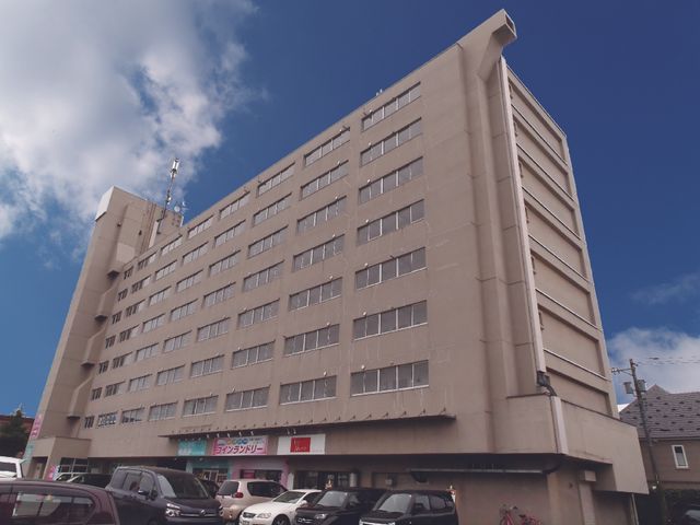 大きな建物の外観 外観 堂々とした建物は天気の良い日には特に魅力的です。快適な職場環境をお求めの方にとって見逃せない場所となるでしょう。