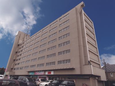 大きな建物の外観