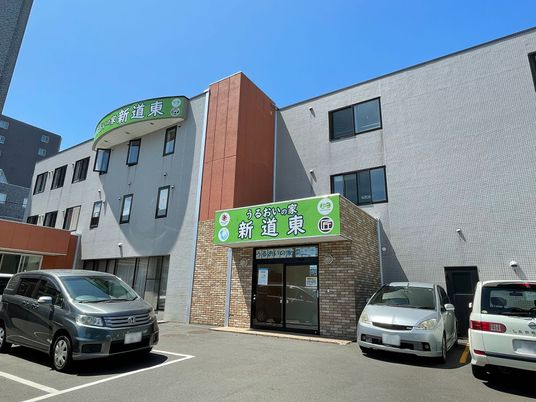 施設の外観と駐車場