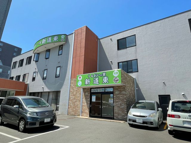 施設の外観入口 外観   青空の下に建つ明るい外観です。駐車スペースもあり、来訪しやすい印象です。