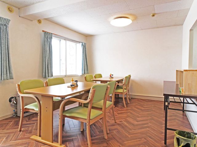 明るい食堂の様子  