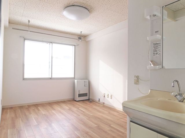 明るい洗面付き居室  