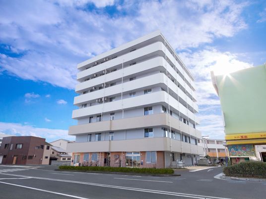 多階層の建物の外観