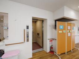 明るいエレベーターホール