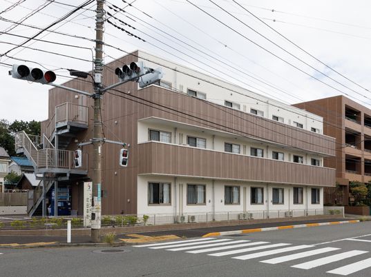 茶色の建物の外観