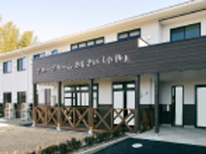 入口が見える外観