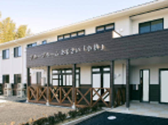 入口が見える外観