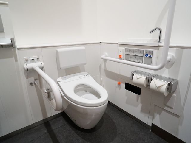 バリアフリー設計のトイレ トイレ 手すりやボタン操作で便利さを追求した清潔なトイレです。快適な使い心地を提供するため細部にも気を配っています。