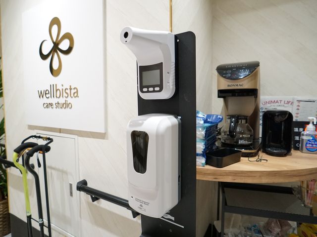 スタッフ用品の整理棚 共有スペース スタッフ用のリフレッシュコーナーでは、ドリンクを楽しんだり、必要な物品を整理しながら、くつろいだ時間を過ごせます。