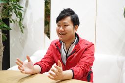 笑顔の男性が話す様子