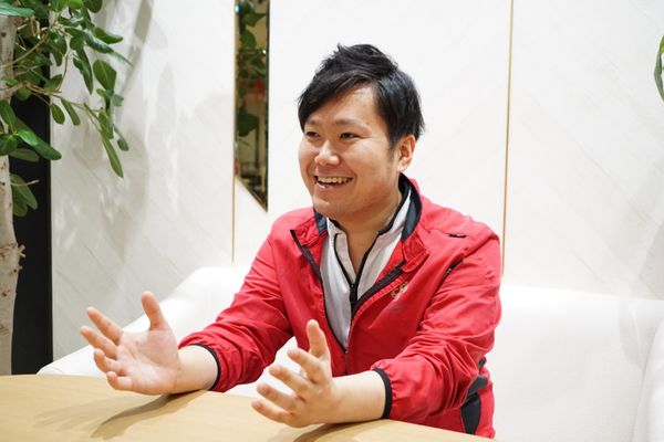 笑顔の男性が話す様子