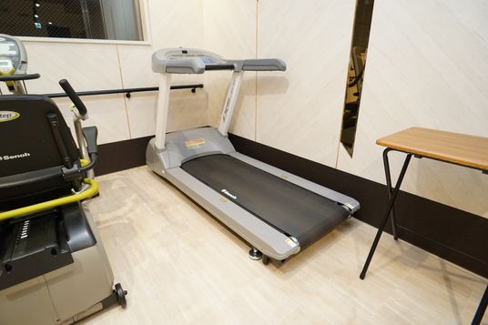運動機器とテーブルの一角