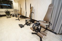 運動器具が並ぶトレーニング室