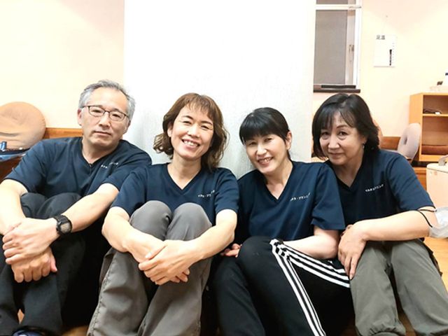 スタッフイメージ スタッフイメージ 笑顔で座っているスタッフの皆様が、温かな雰囲気を演出しています。楽しそうな姿が印象的です。