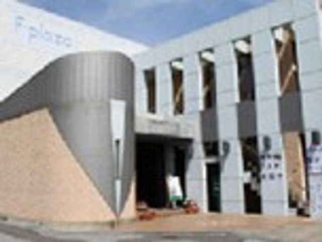 開放的な入口 エントランス 広々としたエントランスは、自然光がたっぷりと差し込み、明るい雰囲気が特徴です。