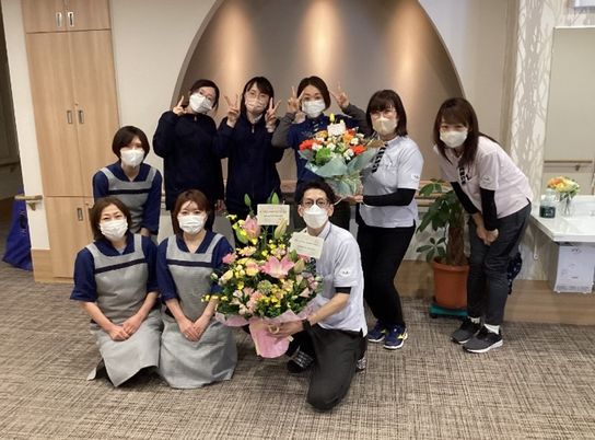 笑顔のスタッフ集合写真
