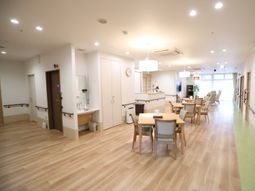 広々とした明るい食堂