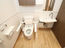 バリアフリー設計のトイレ