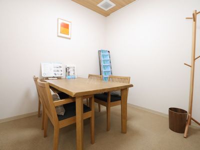 居室のシンプルな机椅子