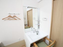 清潔な洗面台と鏡