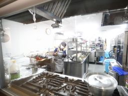 清潔なキッチンの作業風景