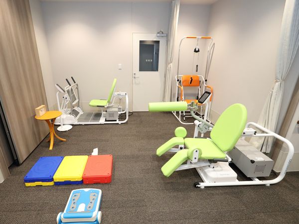 機能訓練用の器具揃えた部屋