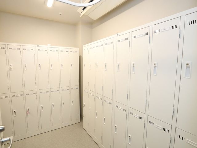 ロッカーが並ぶ部屋
