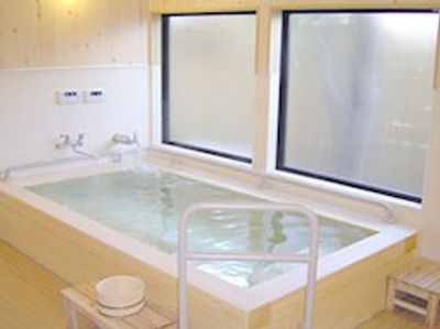 明るい木製浴槽の浴室
