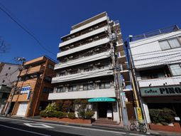都心のビル街にある建物