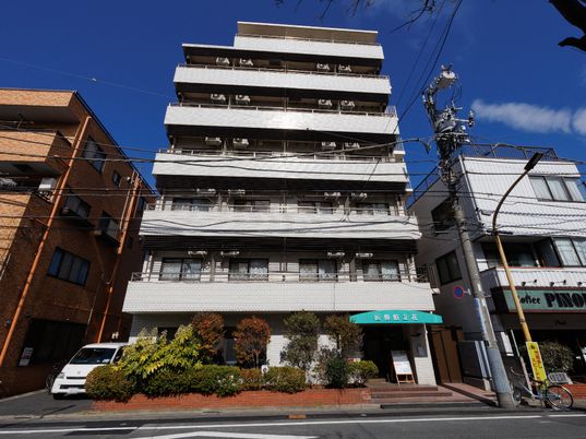 多階層の建物エントランス