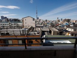 都市風景とタワーが見えるバルコニー