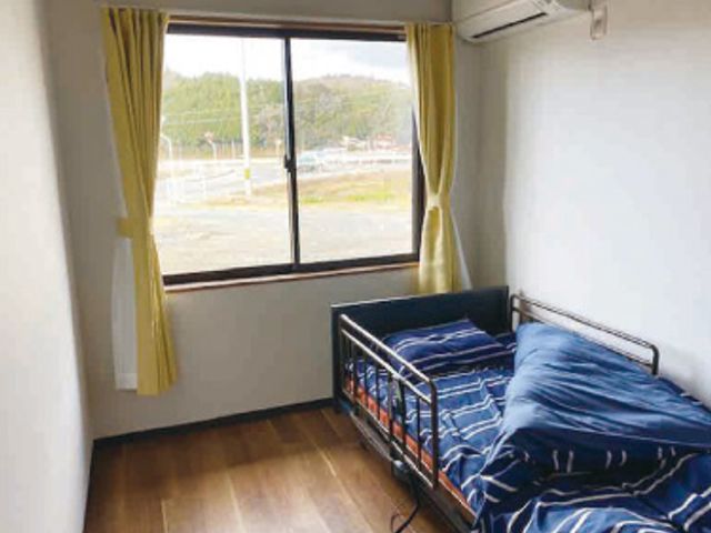 窓付きの居室 居室 広々とした居室は、自然光をたっぷり取り込む窓が特徴です。快適な空間で過ごせます。