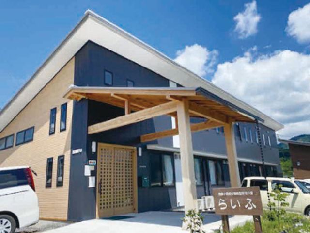 木造の建物外観 外観 自然に囲まれた明るい環境が魅力的な建物です。入口は広く、開放感があります。