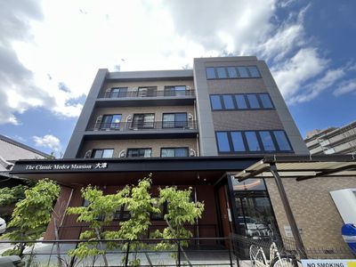 木が植えられた建物外観