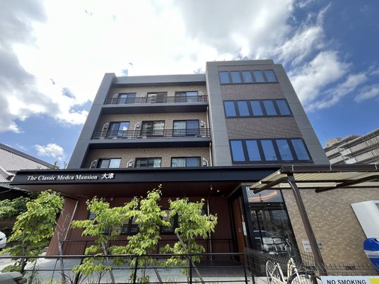 木が植えられた建物外観