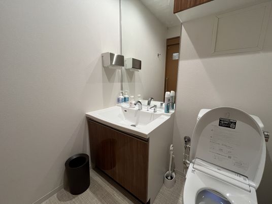洗面台とトイレの一室