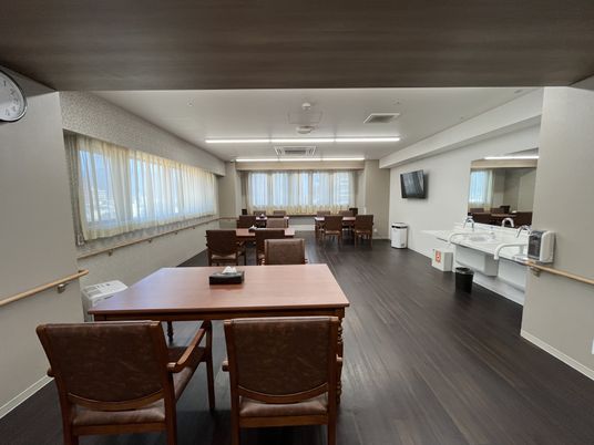 窓から光が入る食堂