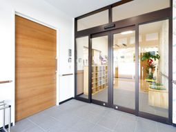 明るいエントランスの風景