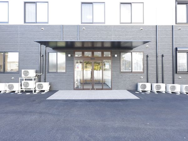モダンな建物のエントランス