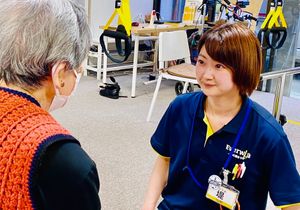笑顔で対話するスタッフ